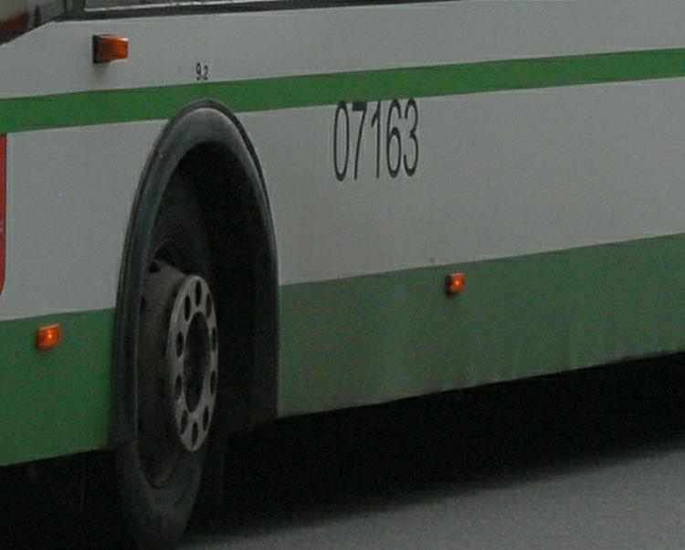 В Москве автобус упал на мужчину, который менял колесо