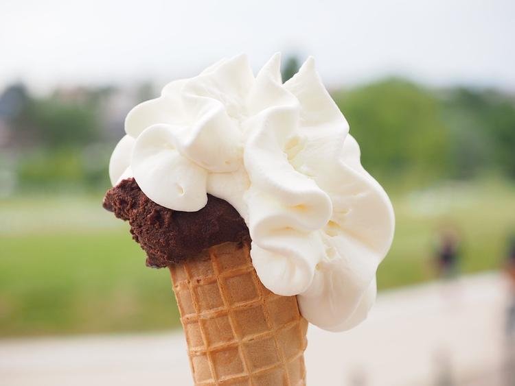 Врач предупредил об опасности употребления мороженого в жаркую погоду