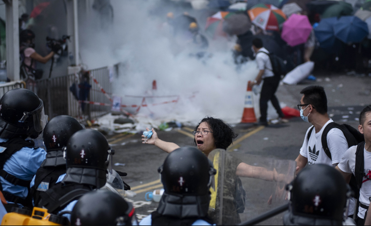 В Гонконге сайты для взрослых отправили людей на баррикады