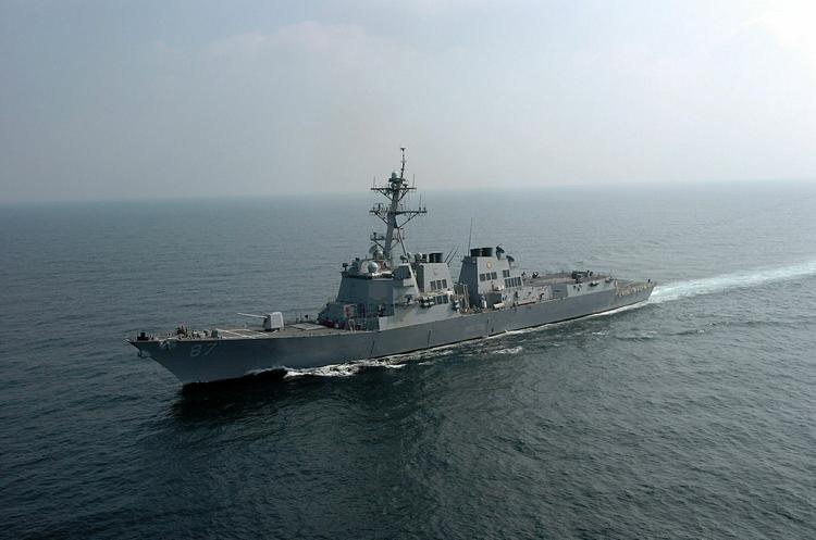 Ракетный эсминец ВМС США направился в Оманский залив после инцидента с танкерами