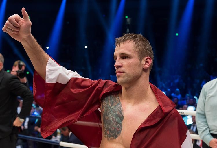 Бой латвийского боксера Бриедиса с поляком Гловацки закончился скандалом