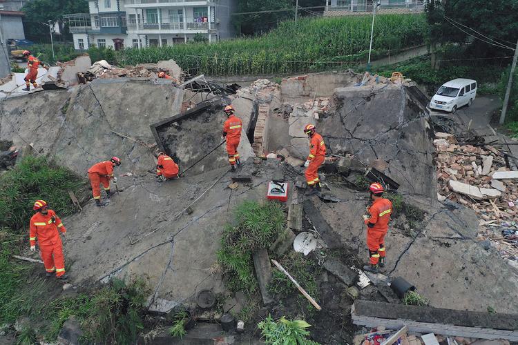 Мощное землетрясение в Китае унесло жизни 12 человек