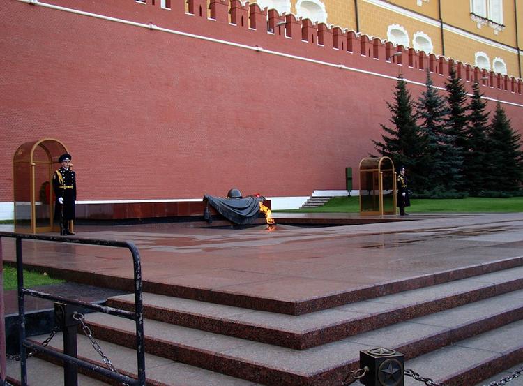 Владимир Путин возложил венок к Могиле Неизвестного солдата в Москве