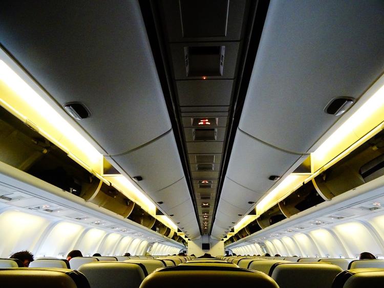 В Канаде уснувшую девушку забыли в самолете