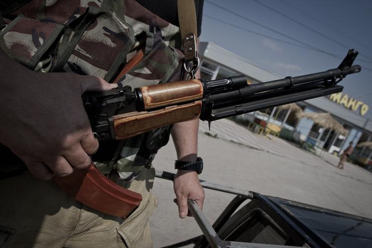 Видео атаки бронебойными боеприпасами ДНР по позиции ВСУ опубликовали в сети