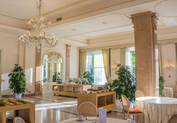 Глава Минпромторга Мантуров в командировках селился в 5-звездочных отелях в номерах президент-класса