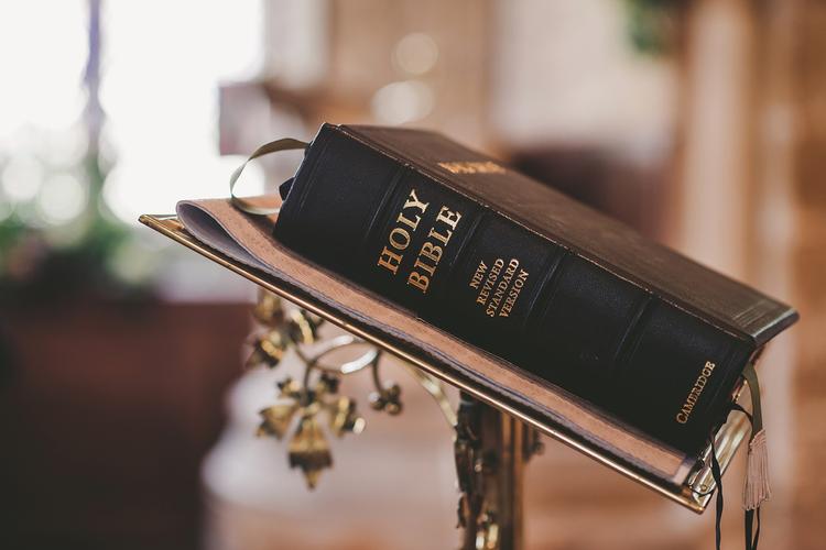 В РПЦ озаботились нравственностью подростков и посоветовали почитать Библию