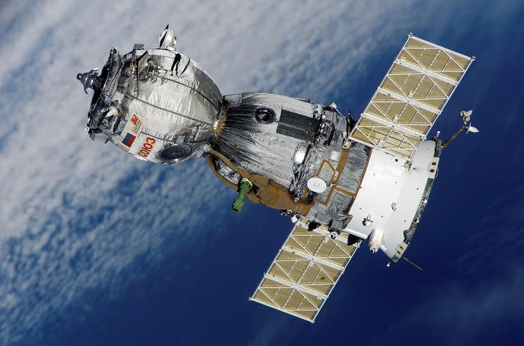 В SpaceX потеряли связь с тремя спутниками