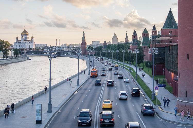 В Москве автомобиль упал в реку в районе  Николоямской набережной