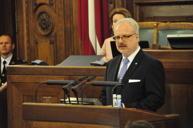 Новоизбранный президент Латвии вступил в должность со скандалом