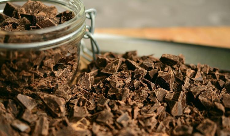 Врачи рассказали, какой шоколад менее вреден для здоровья