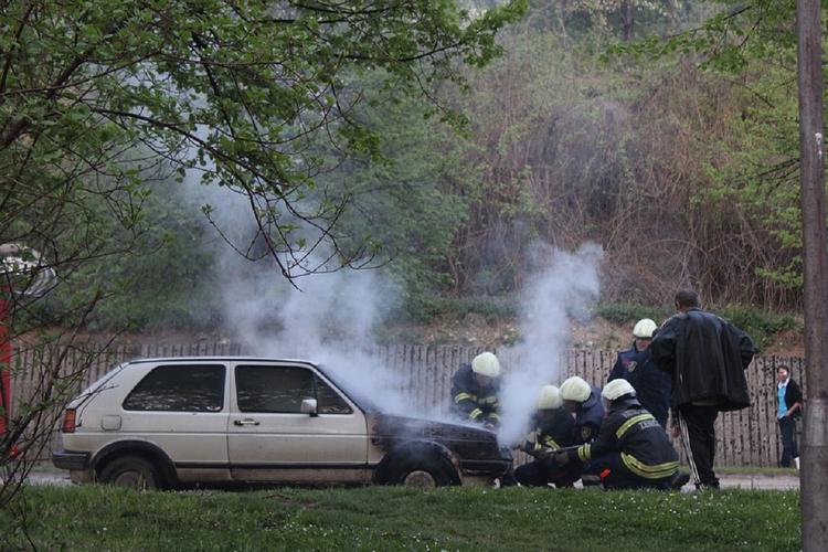 В Подмосковье при пожаре в автомобиле пострадал человек