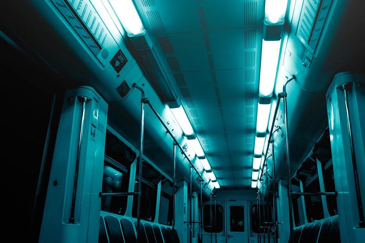 Пассажирка разделась в московском метро, чтобы сесть