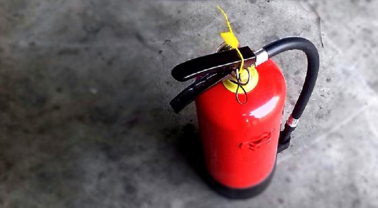 Эксперты рассказали жителям Подмосковья, как предотвратить пожар с помощью огнетушителя
