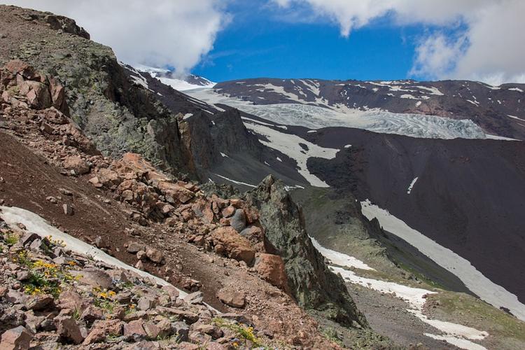 Два альпиниста сорвались в ущелье в Эльбрусском районе