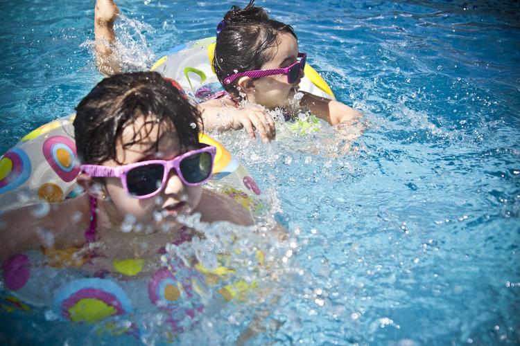 Психолог посоветовала, как научить ребёнка плавать
