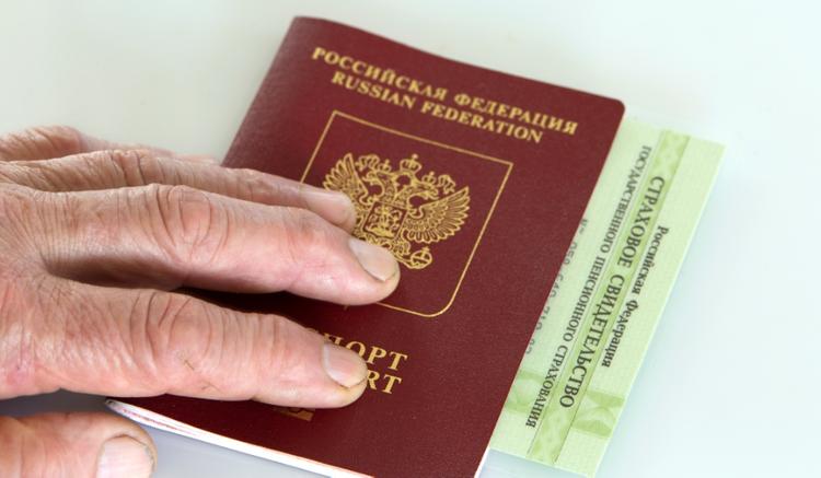 Россияне смогут оставить бумажный паспорт, заявили в правительстве
