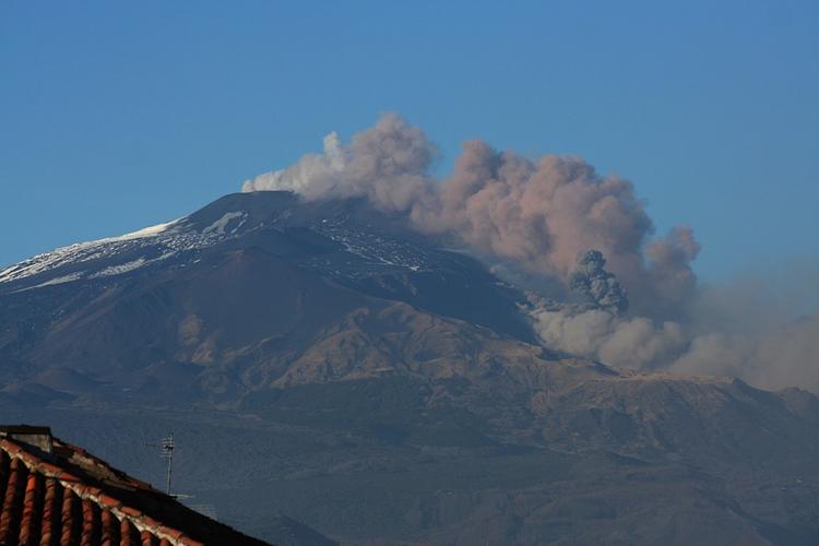 Усиление активности вулкана Этна привело к сбоям в работе аэропортов на Сицилии