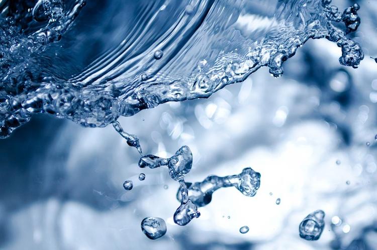 "Производство воды имеет возможность быть поддельным", - прокомментировал эксперт заявление Чемезова о питьевой воде