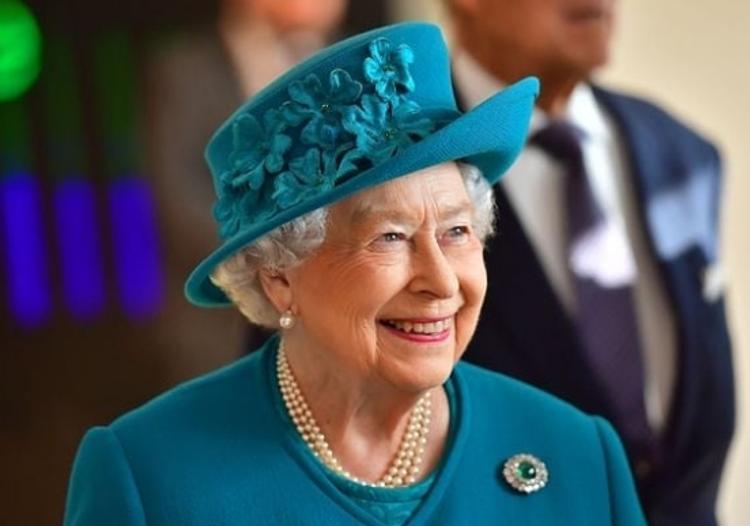 Елизавета II хочет срочно встретиться с новым премьером, чтобы отдохнуть с семьей