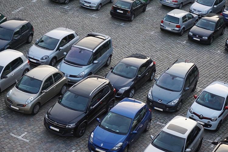 В Федерации автовладельцев России поддержали инициативу сузить парковочные места