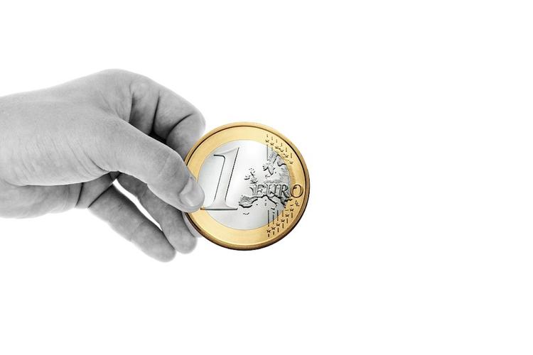 Впервые с марта прошлого года курс евро опустился ниже 70 рублей