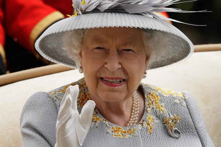 В сети обсуждают архивные фото, на которых Елизавета II "усыпана" бриллиантами