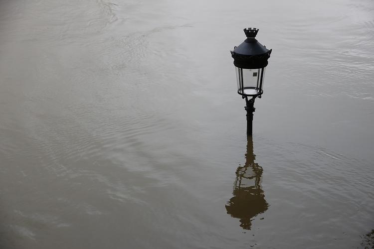 Повышенный уровень опасности из-за угрозы наводнения введен в семи департаментах Франции