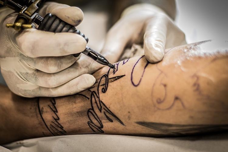 В Тюмени врачи спасли мужчину, который перенес инсульт после нанесения татуировки