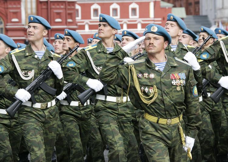Президент страны поздравил десантников с праздником