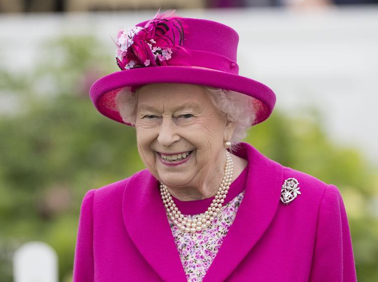 СМИ: Елизавета II наняла для герцогини Маркл наставницу