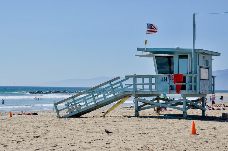 Скала обрушилась на пляж в Калифорнии, трое погибших