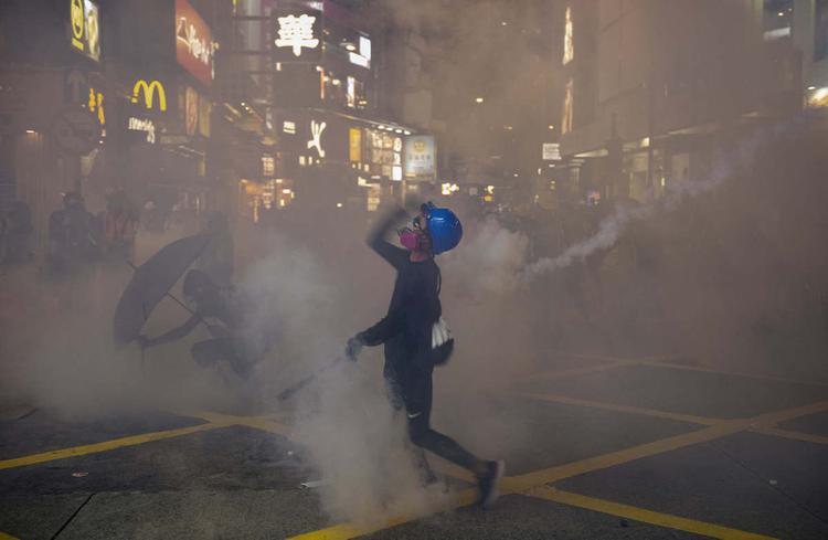 Митингующие в Гонконге вызвали транспортный коллапс, перекрыты метро и аэропорт