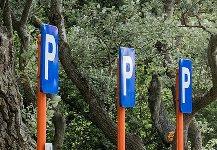 Московским автомобилистам советуют сегодня внимательно выбирать место для парковки