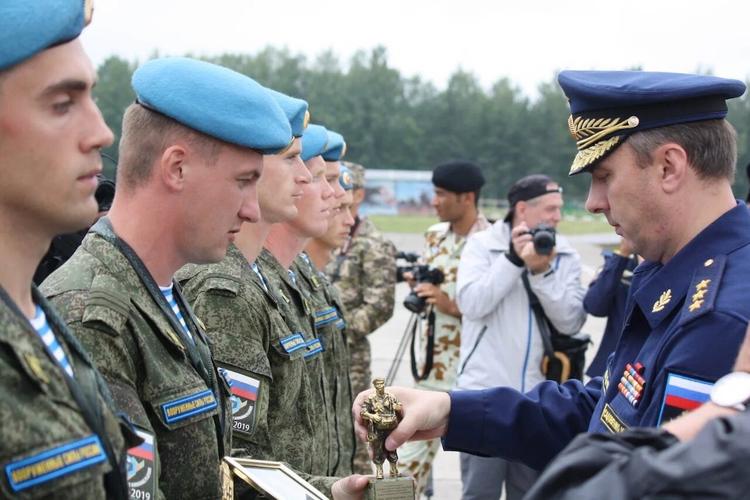 Замминистра обороны генерал-полковник Юрий Садовенко вручил награды победителям международного конкурса «Десантный взвод»