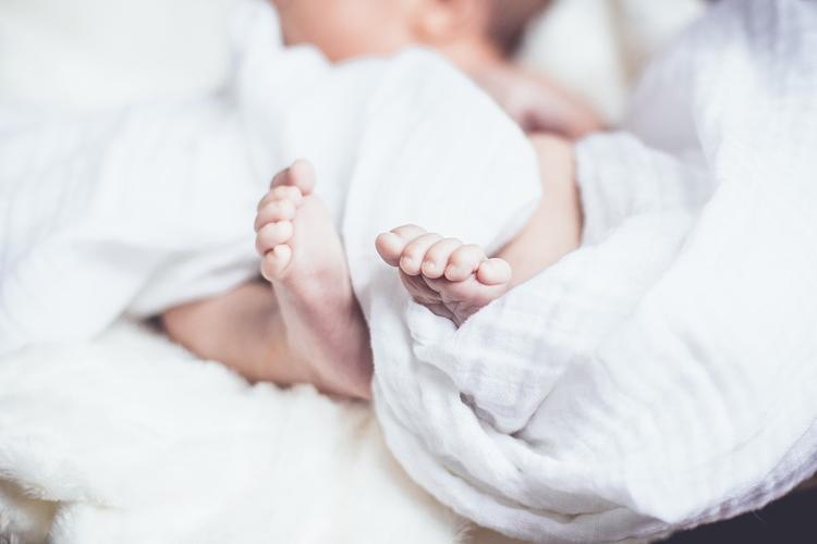 29-летняя женщина родила дочь и сына с разницей в  2,5  месяца