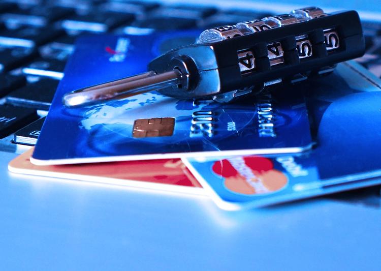 Банки просят разрешения блокировать карты при получении подозрительных средств