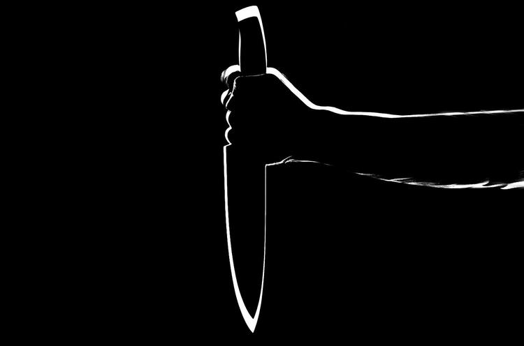 Женщину ударили ножом на детской площадке в Москве