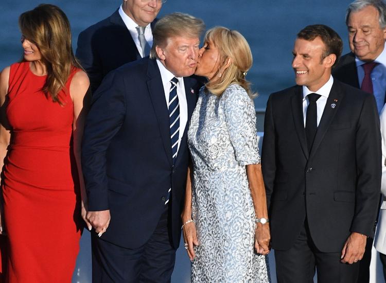 Трамп поцеловал супругу Макрона в присутствии Меланьи на G7