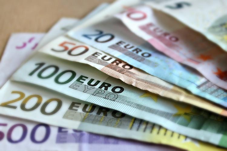 Курс евро подскочил  до 74 рублей