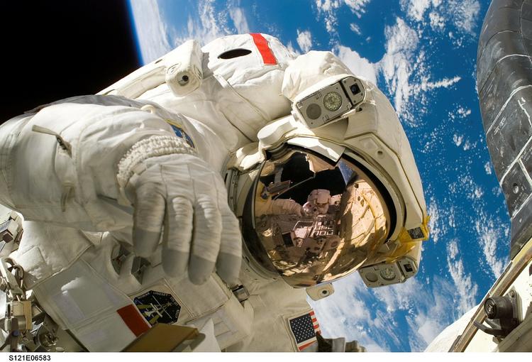 Что из привычных вещей не могут делать космонавты?