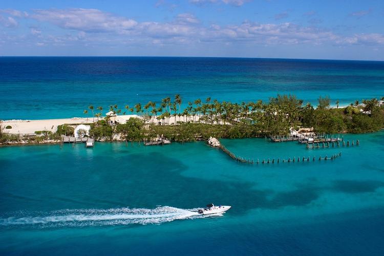 Ураган "Дориан" сегодня может обрушиться на Багамы