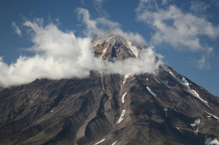 На Камчатке вулкан Шивелуч  выбросил столб пепла на 5,5 километра