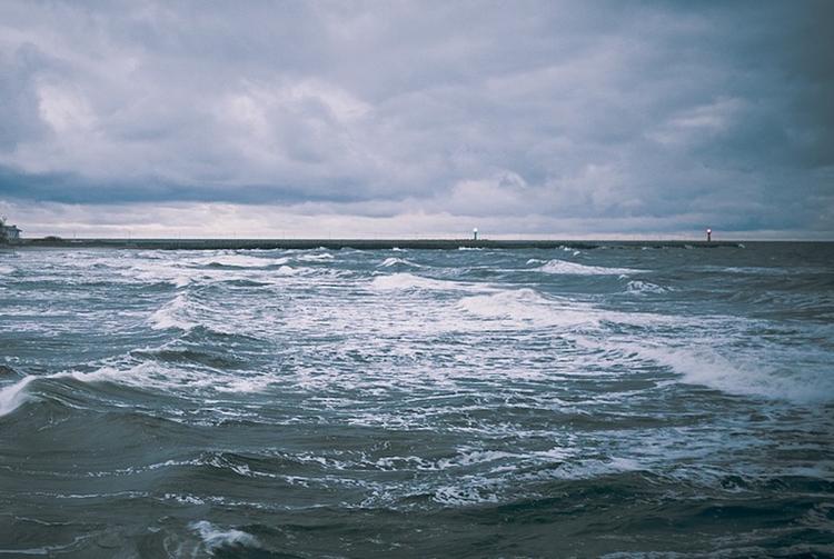 В Крыму ищут подростка, которого унесло в море