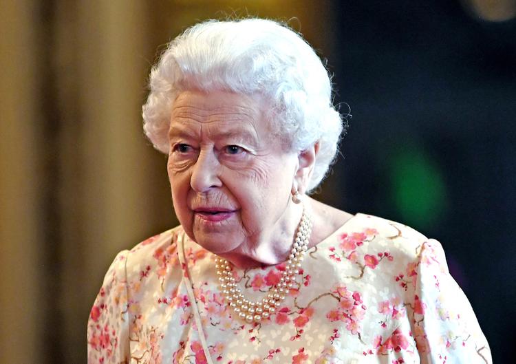 СМИ: Елизавета II спит на простынях 22-летней давности, а порванные перешивает на наволочки