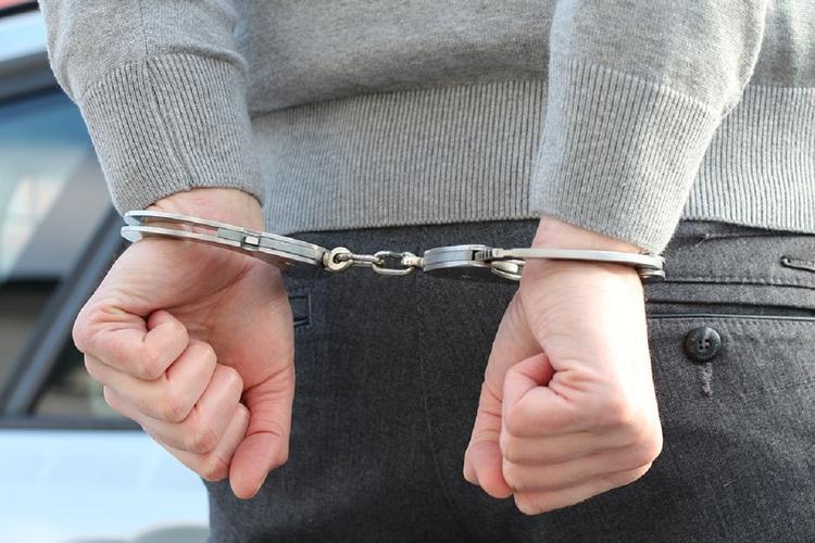 В Иркутской области преступник ограбил на улице молодую женщину
