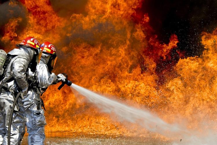 Крупный пожар в Иркутске: загорелся рынок и склады с сахаром и мукой