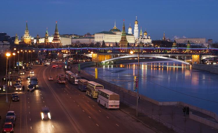В Москве два человека погибли из-за падения автомобиля в реку