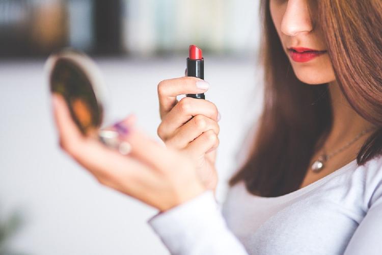 Специалисты развенчали топ-5 мифов о снятии макияжа и уходе за кожей