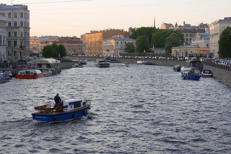 В центре Санкт-Петербурга автокран упал в реку